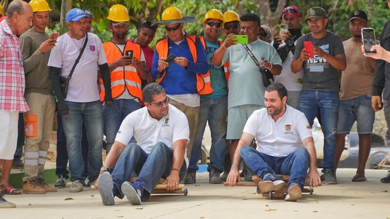 En patineta, como un adolescente, el Gobernador de Bolívar entregó calle en el municipio de San Juan .