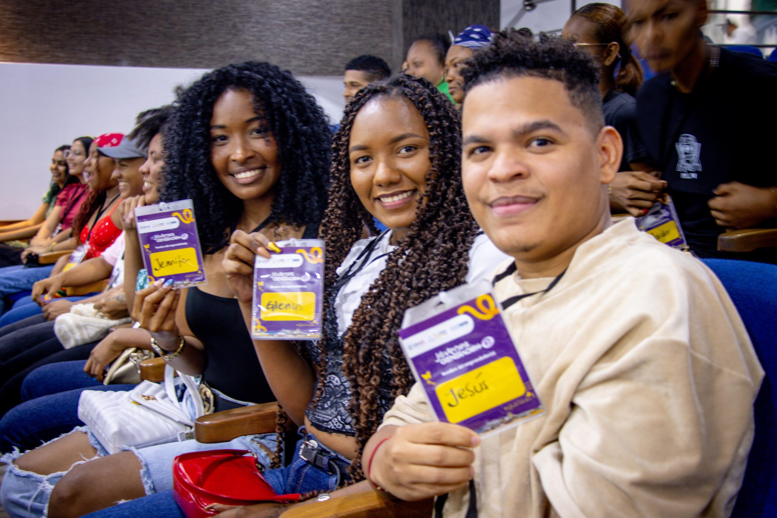 Jóvenes tejiendo progreso en Bolívar, generación de emprendedores.