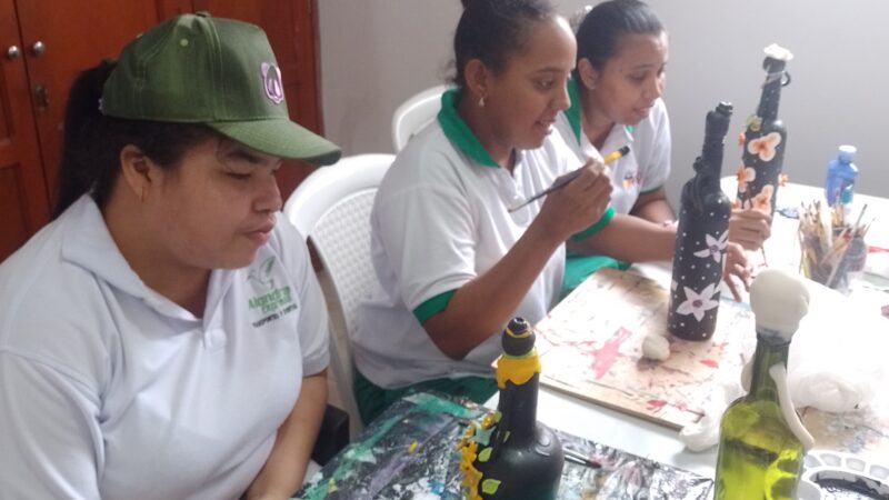 Jóvenes con discapacidad cognitiva leve son atendidos como príncipes en la fundación Acción y vida.