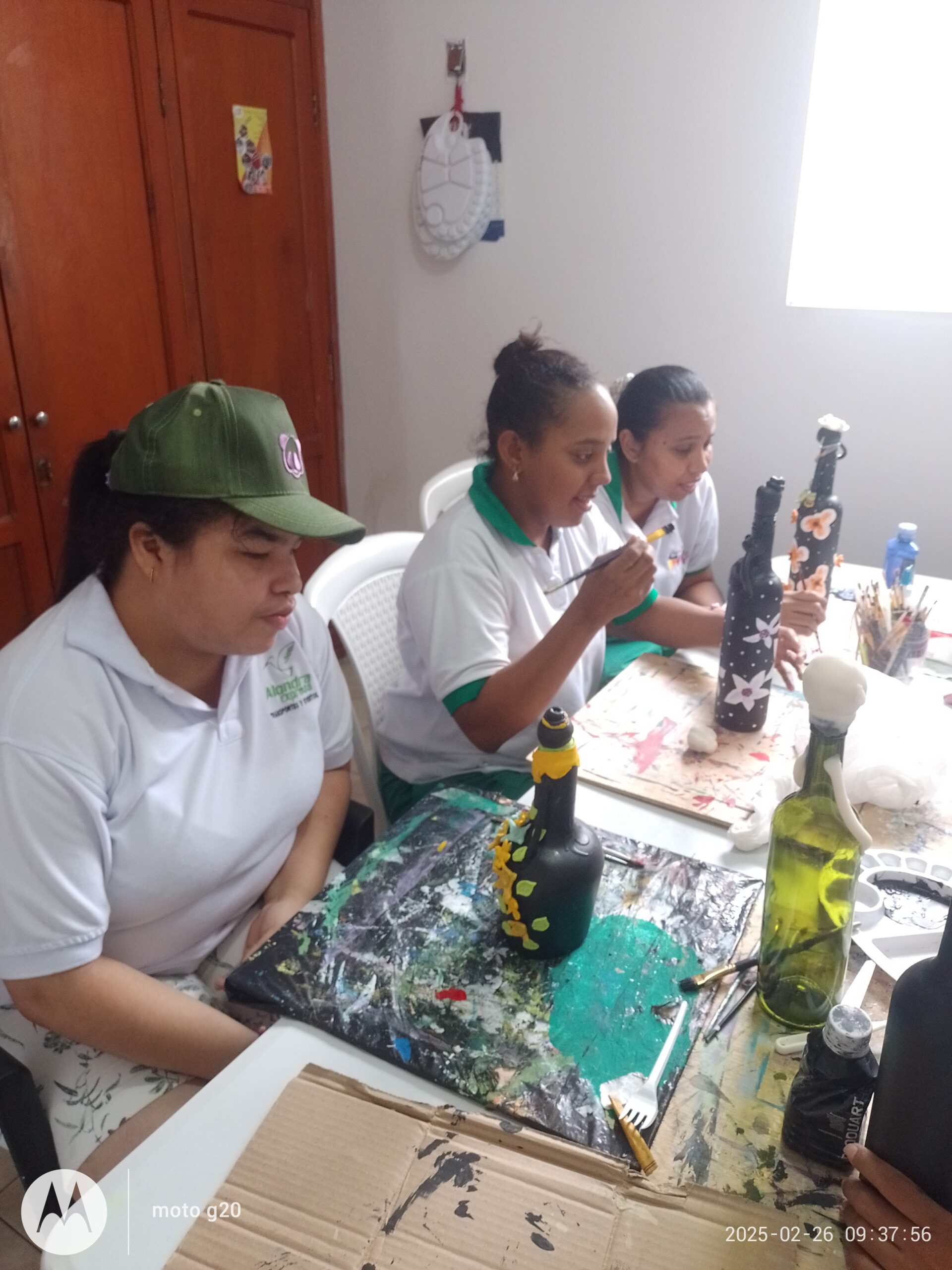 Jóvenes con discapacidad cognitiva leve son atendidos como príncipes en la fundación Acción y vida.