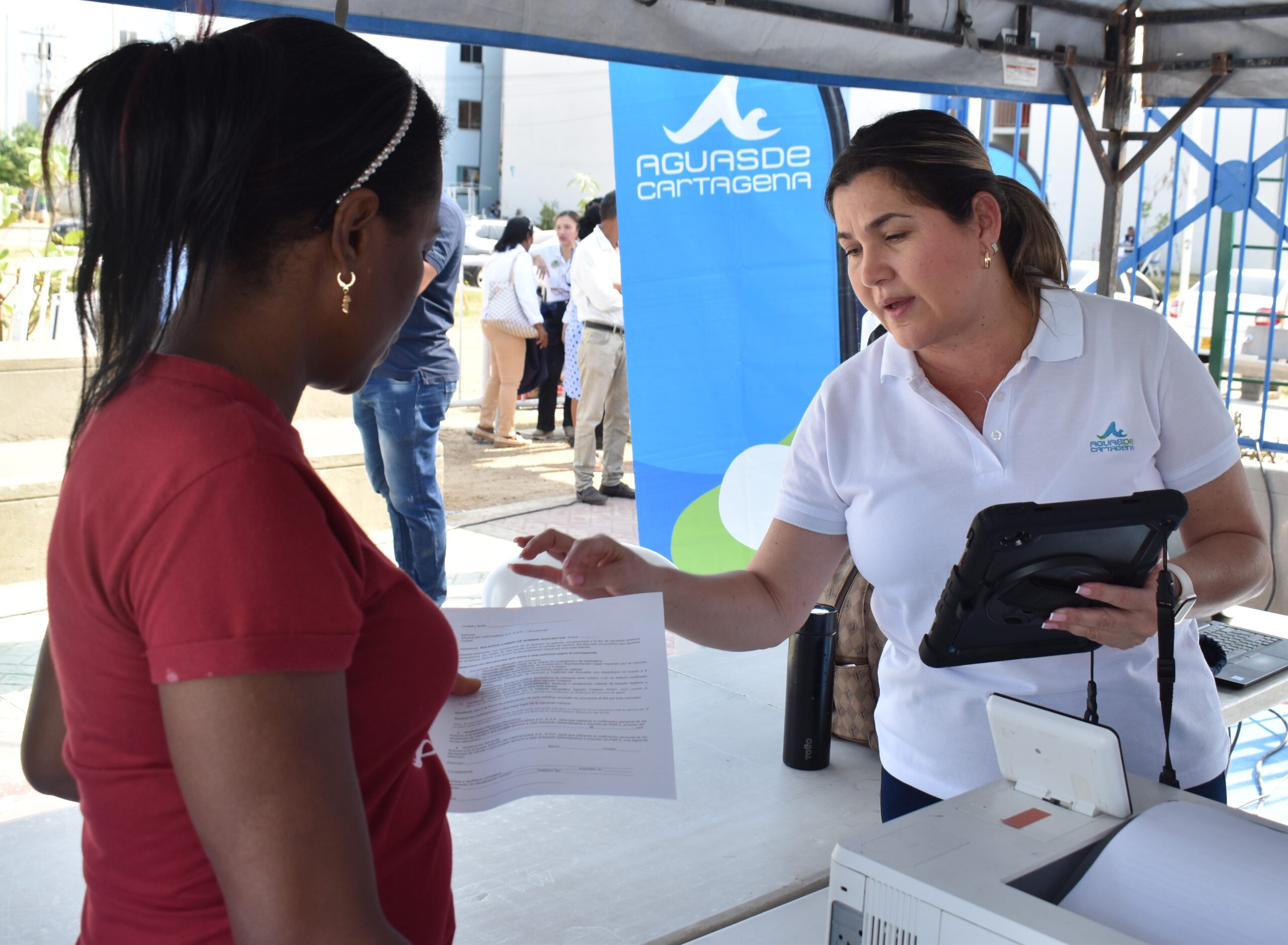 Este viernes 25, brigada especial de Aguas de Cartagena, en la Boquilla.
