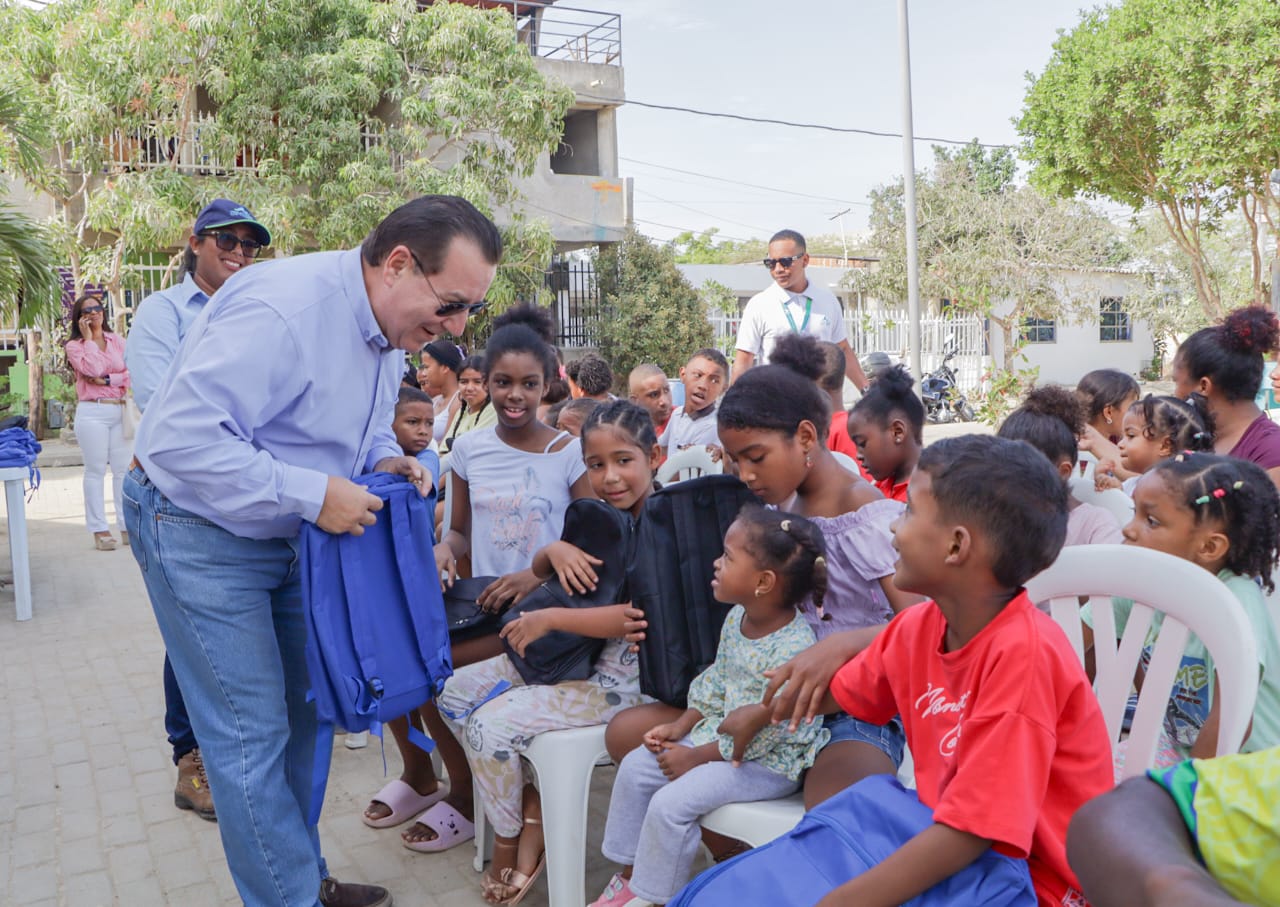 En tierra baja, Nelson Mandela y punta Canoa, Acuacar entregó 300 kits escolares.