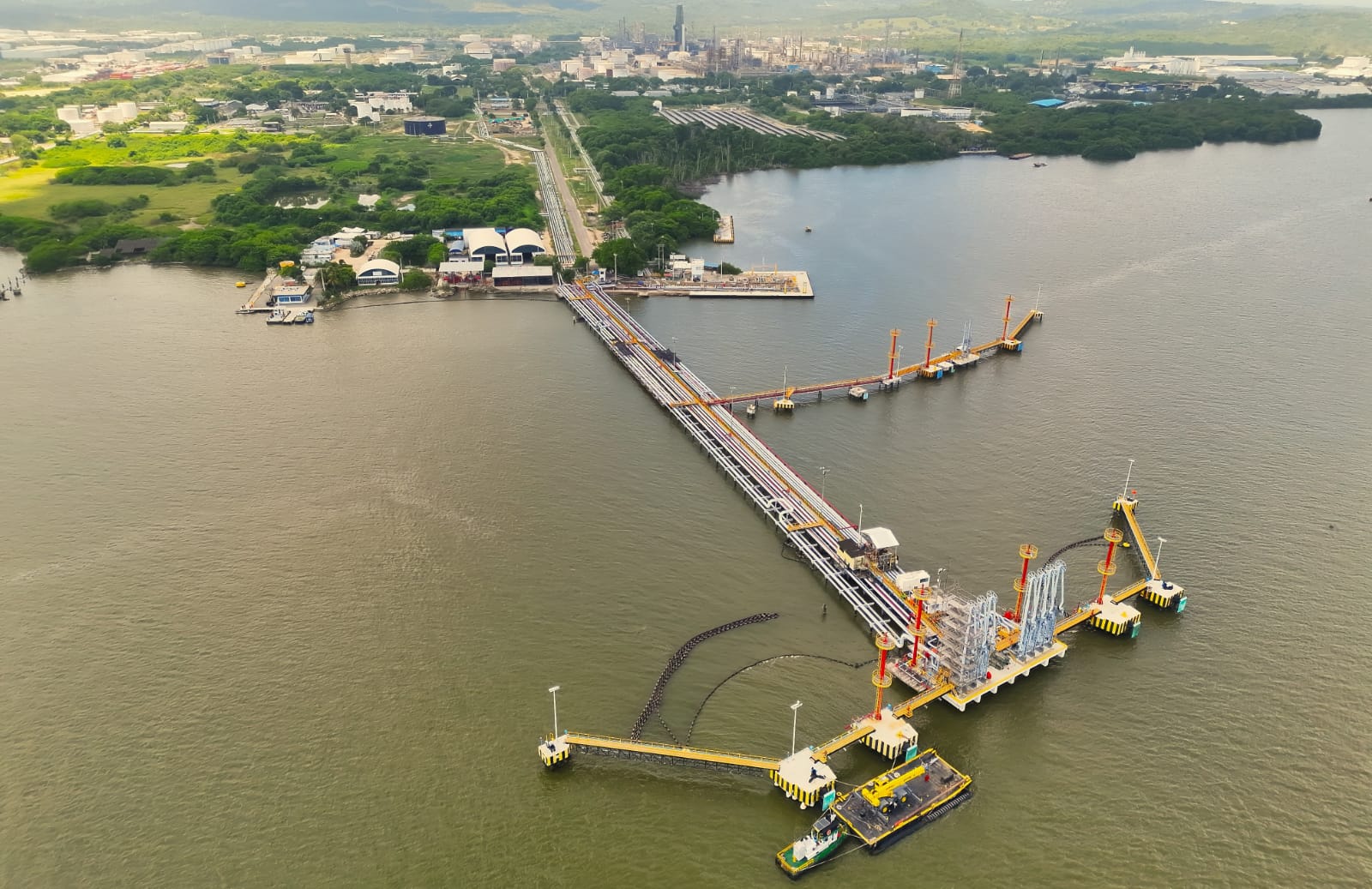 Carga récord de combustibles en buque comercial, realizó la Refinería de cartagena.