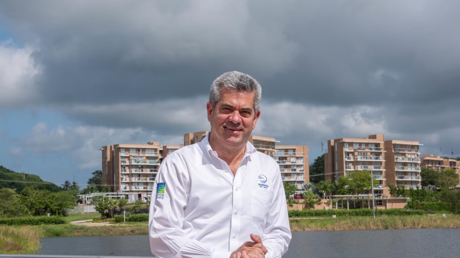 Rafael Simón del Castillo recibe reconocimiento de El Tiempo por su aporte al desarrollo empresarial del Caribe.