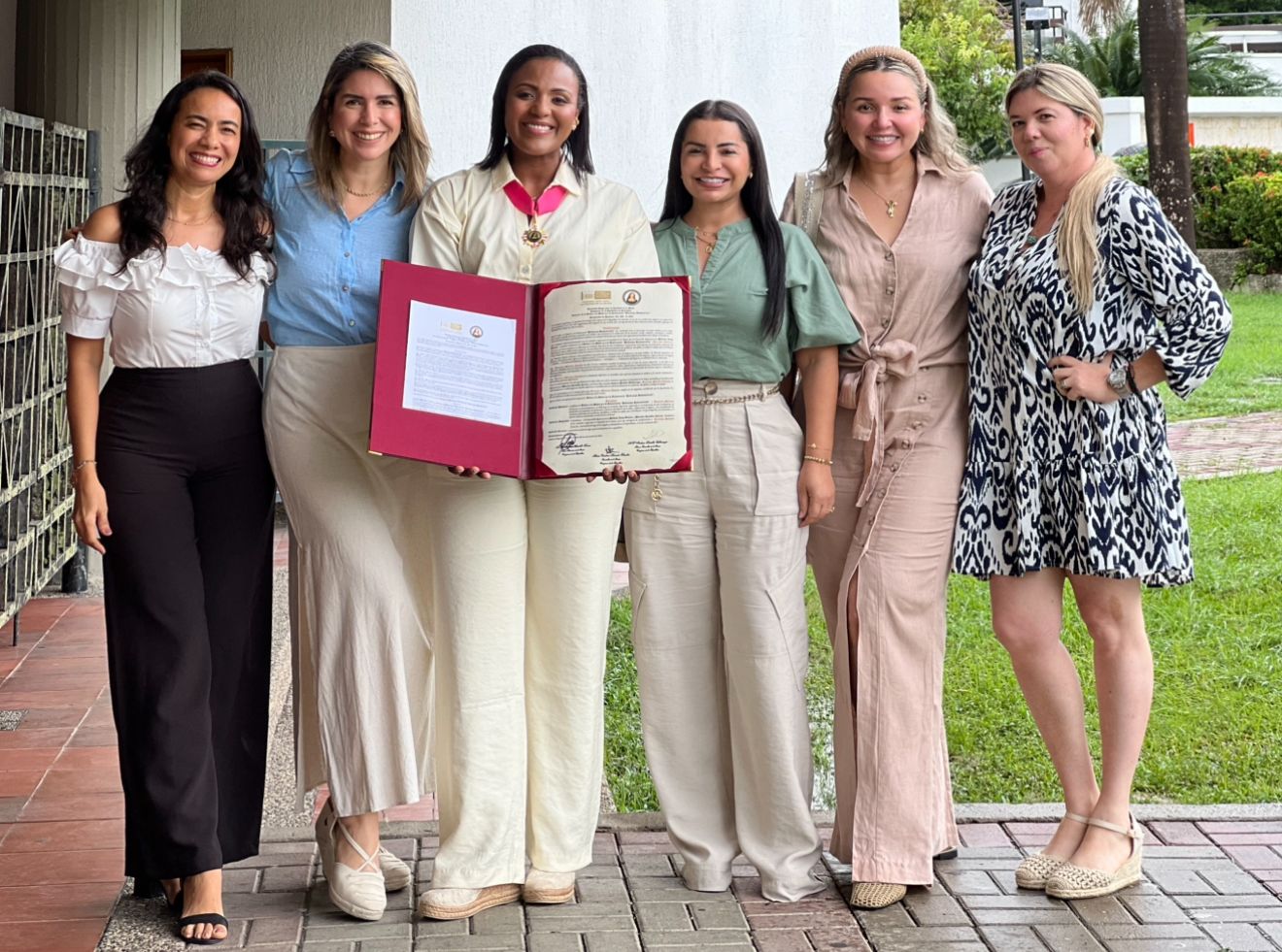 Berenice Moreno Atencia recibe la Orden a la Mujer y la Democracia “Policarpa Salavarrieta” del Congreso de la República