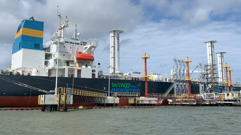 Operación de transporte marítimo en buque asistido con la fuerza del viento reduce emisiones de CO2 en 49%