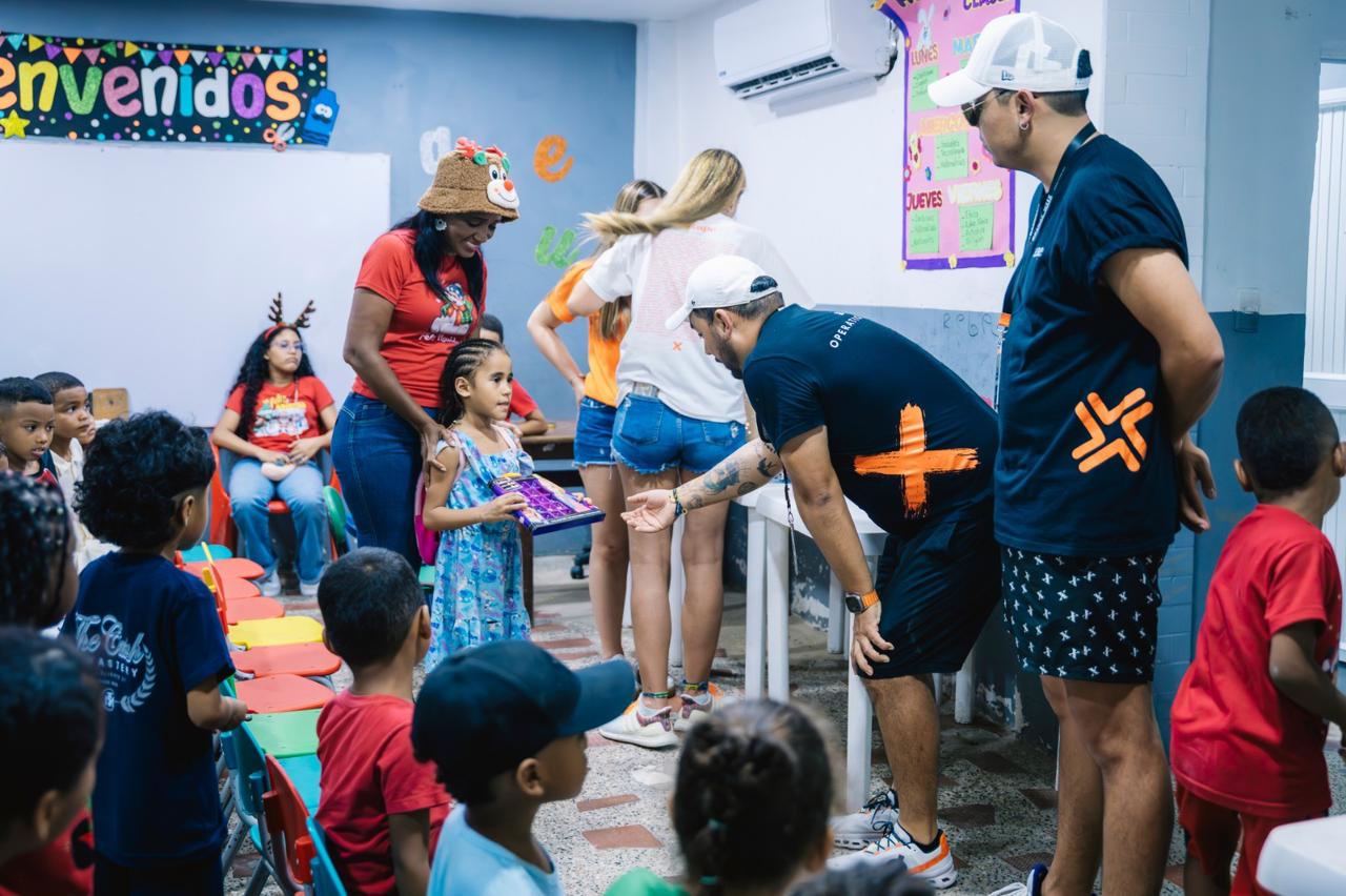 Turismo con propósito: Viajeros de Grupo Xcape iluminan la Navidad a cerca de 100 niños en La Boquilla