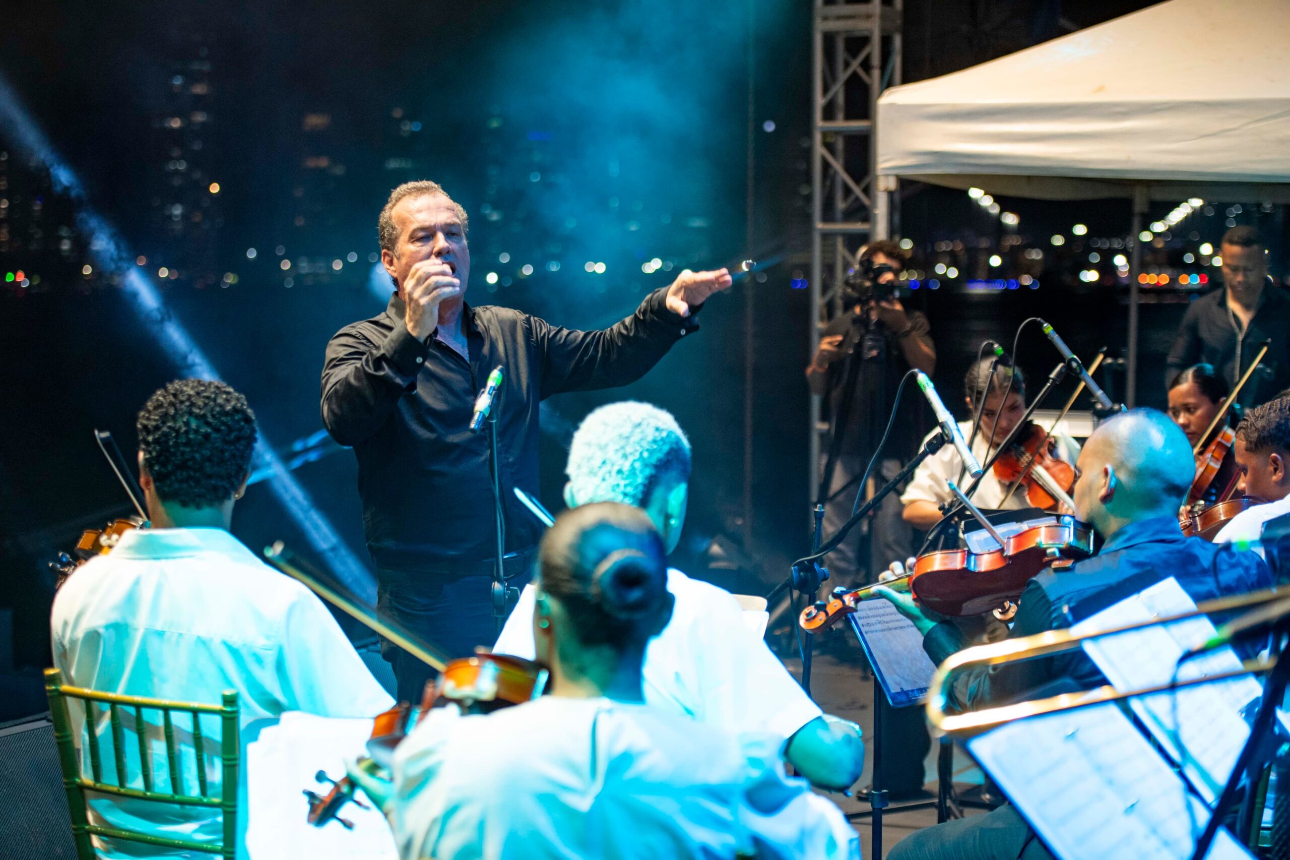 Edgar Vargas, músicos Santandereano, que, con violines y trompetas cambió el destino de Miles de jóvenes Cartageneros, con el apoyo de la fundación puerto de Cartagena.