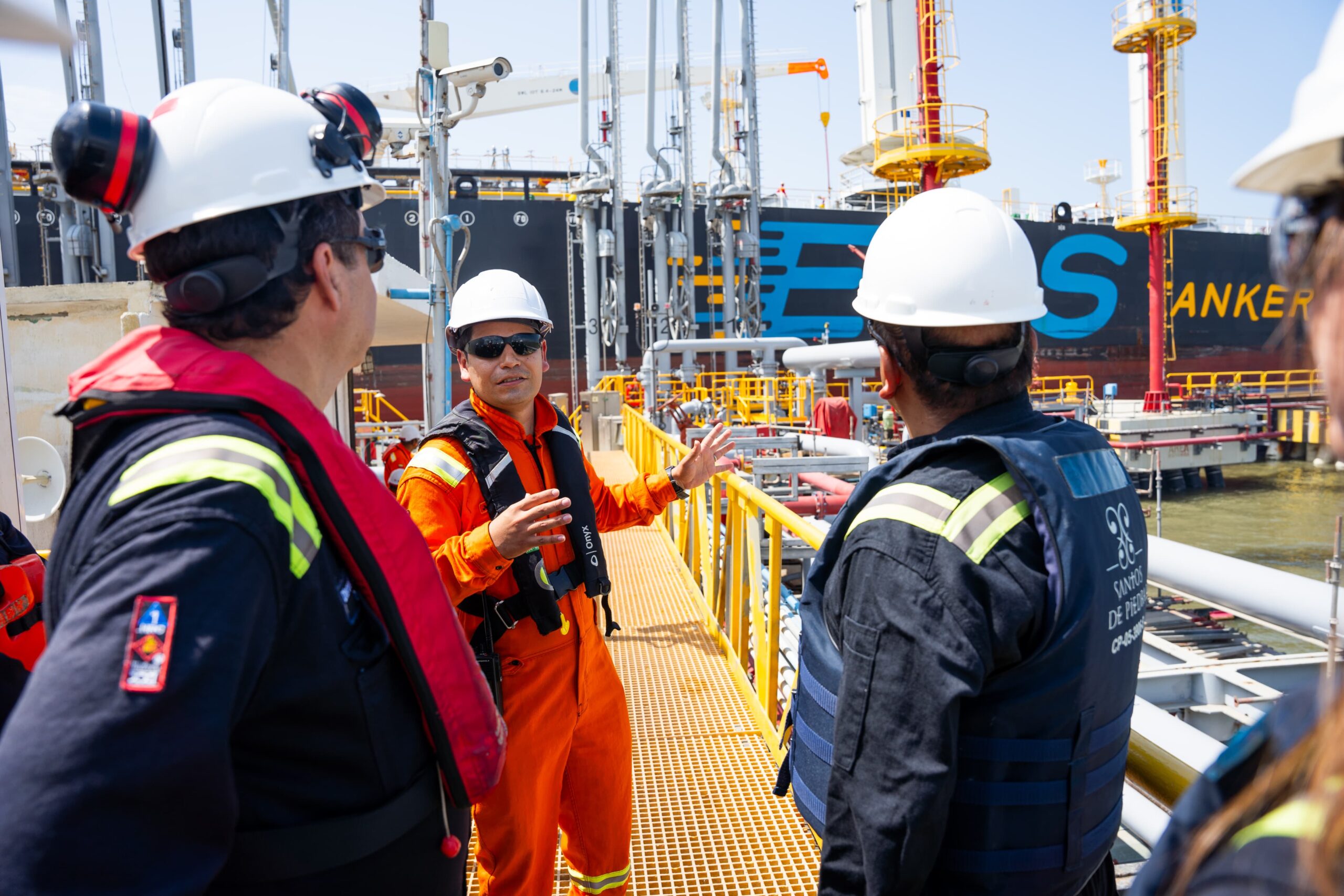 Refinería de Cartagena carga por primera vez 150 mil barriles de gasolina en buque con propulsión eólica