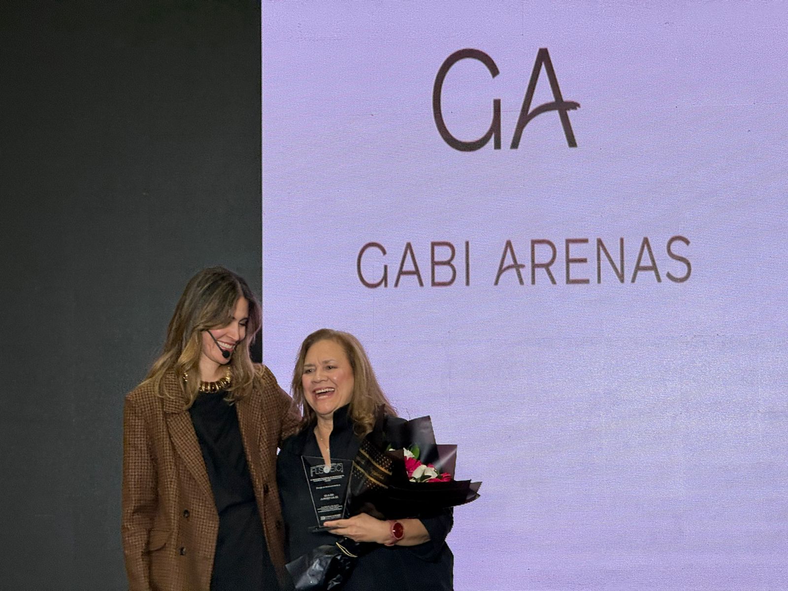 Más de 30 años de trayectoria de la diseñadora cartagenera Gabi Arenas, fueron exaltados por la Industria del Cuero en Bogotá.