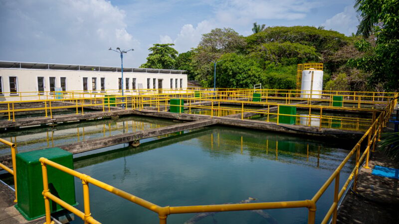 AGUAS DE CARTAGENA AVANZA EN LA REPARACIÓN DE TUBERÍA DE 600 MILÍMETROS EN LA VÍA MAMONAL–GAMBOTE PARA RESTABLECER EL SERVICIO