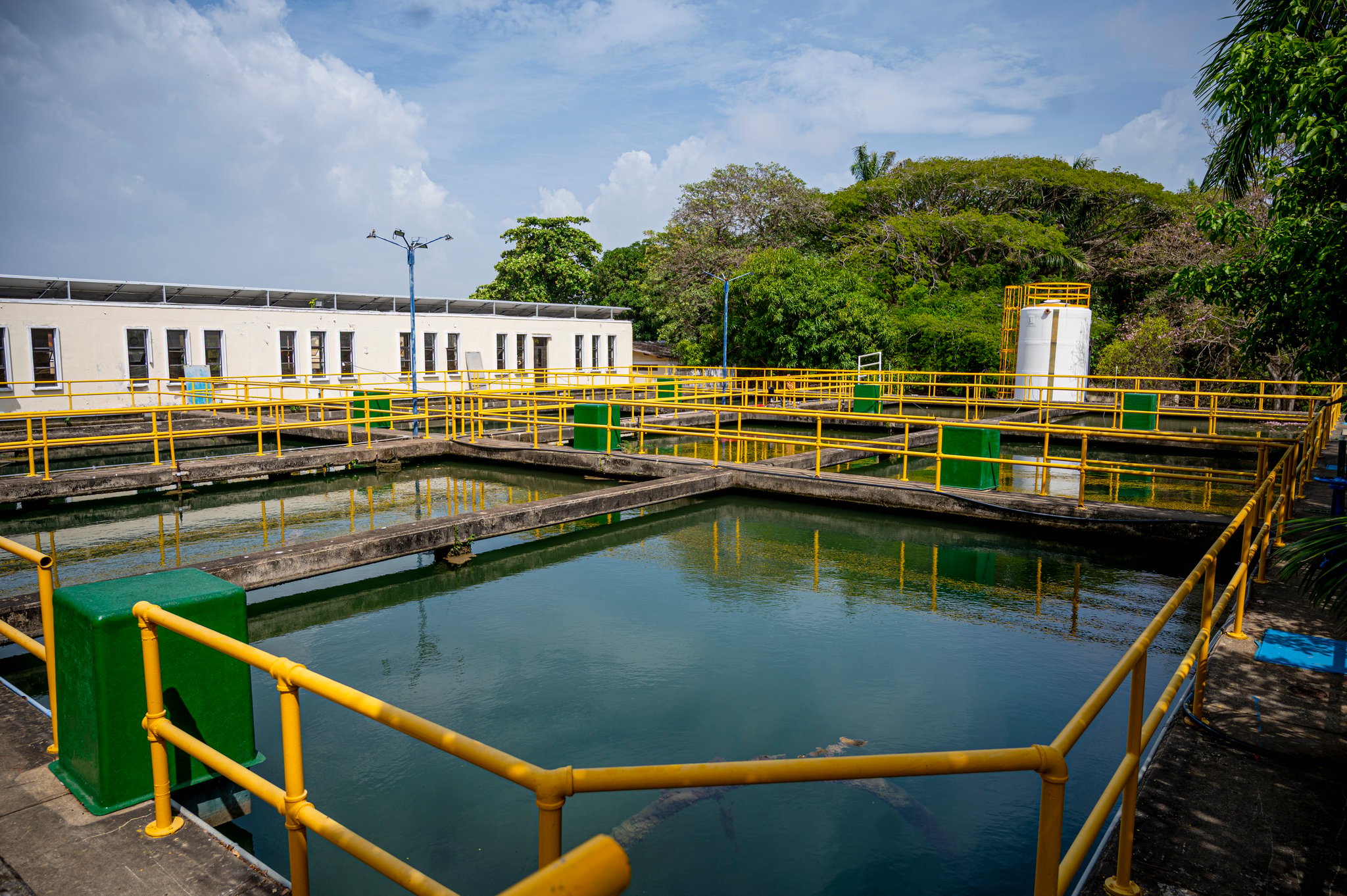 AGUAS DE CARTAGENA AVANZA EN LA REPARACIÓN DE TUBERÍA DE 600 MILÍMETROS EN LA VÍA MAMONAL–GAMBOTE PARA RESTABLECER EL SERVICIO