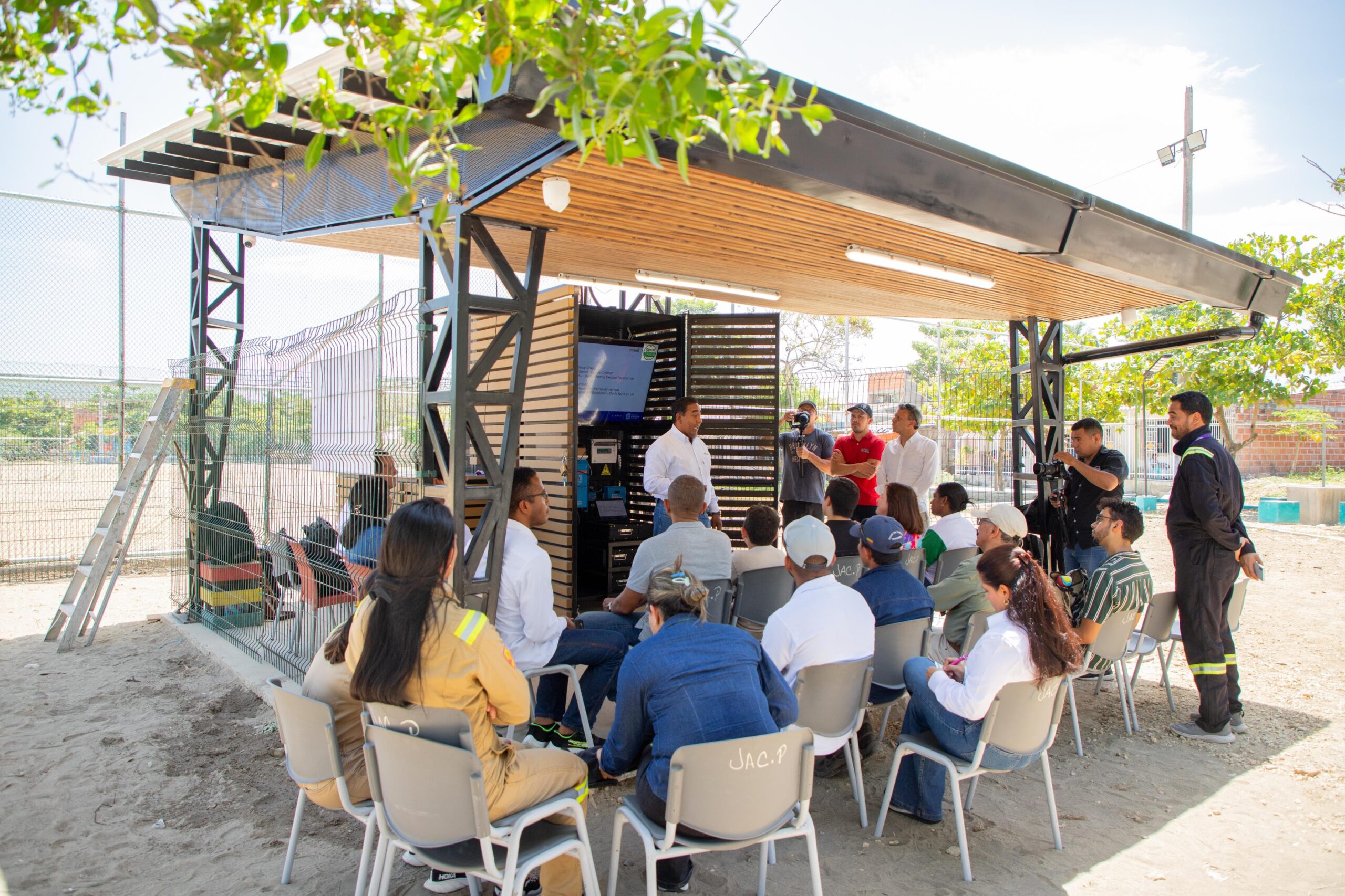 Grupo Ecopetrol y Universidad Nacional de Colombia inician operación de Ecokiosco solar piloto en Cartagena.