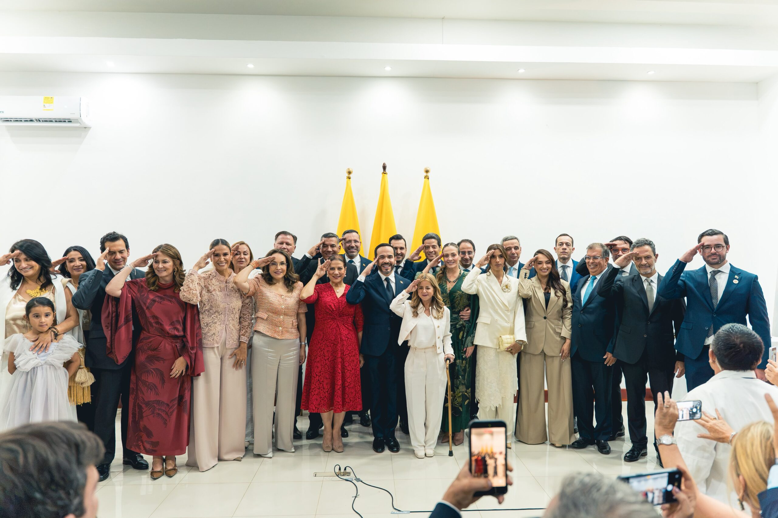 El presidente de la República, Abelardo De La Espriella, posesionó a los 18 ministros que integrarán su gabinete.